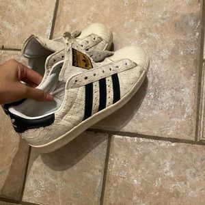 As is adidas superstars